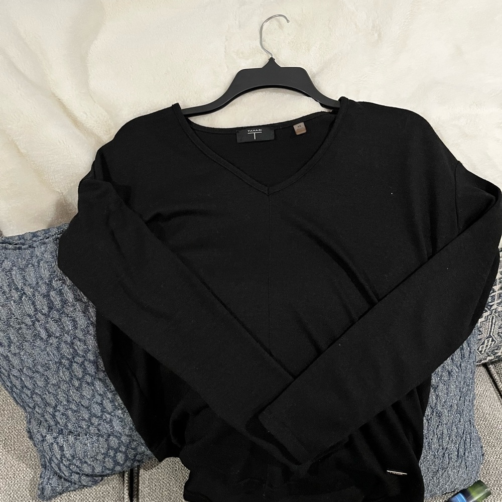 Tahari xs sweater